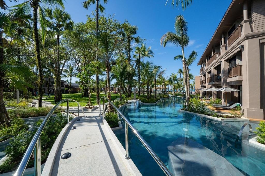 Swimming pool [outdoor]