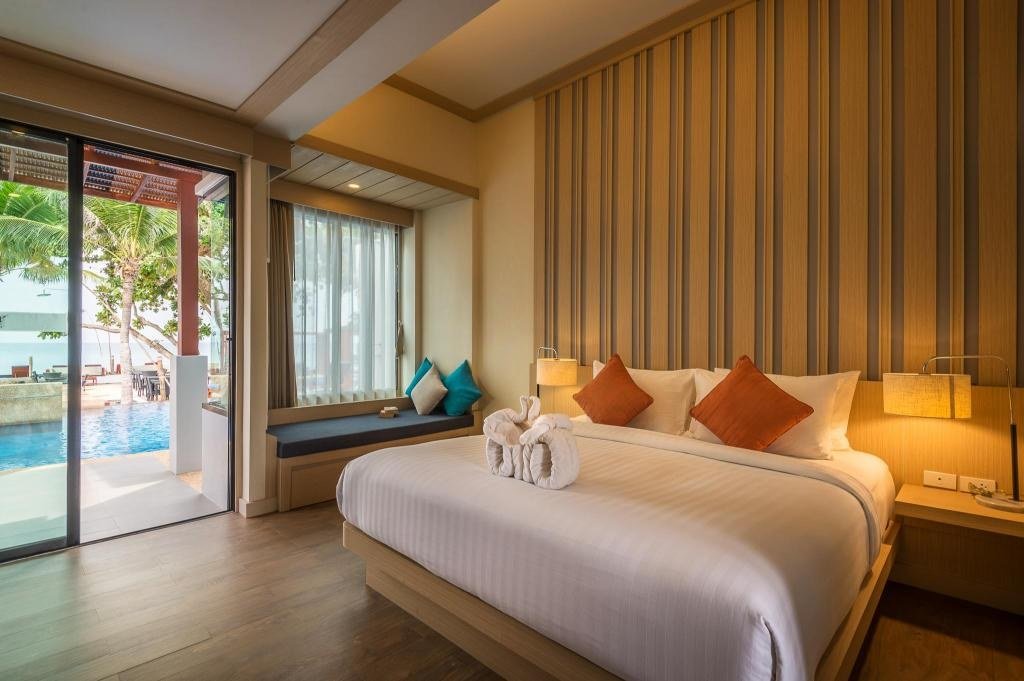 Beachfront Suite with Pool - Bed