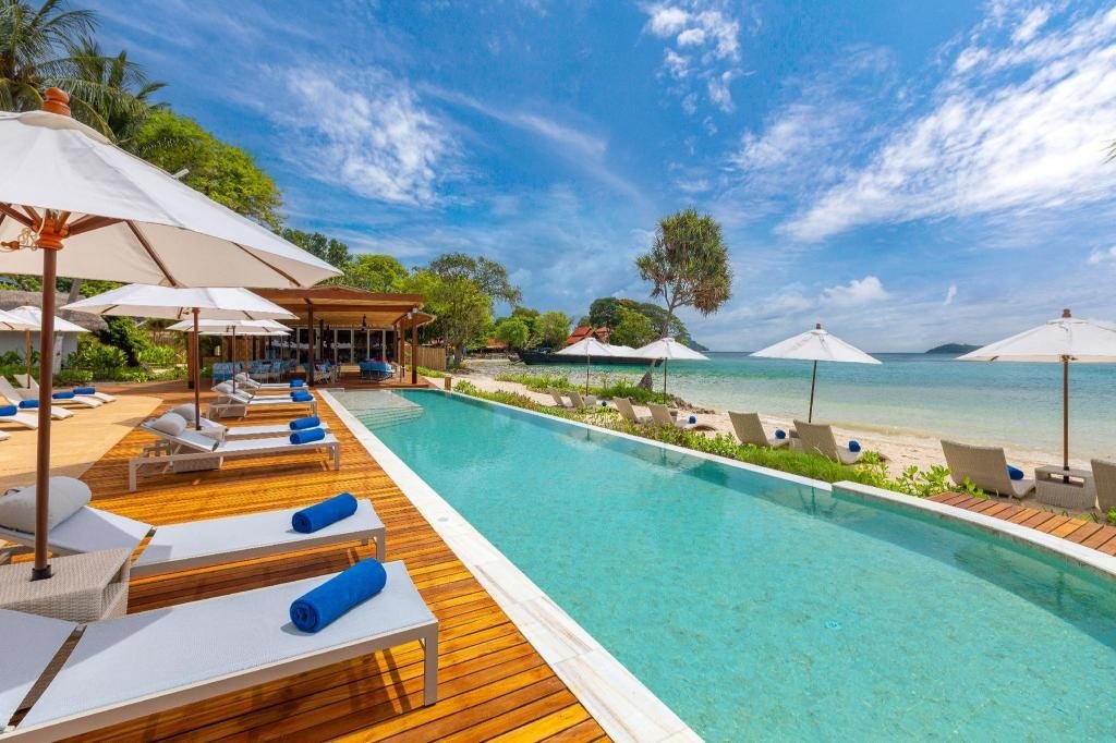 Swimming pool [outdoor]