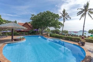Swimming pool [outdoor]