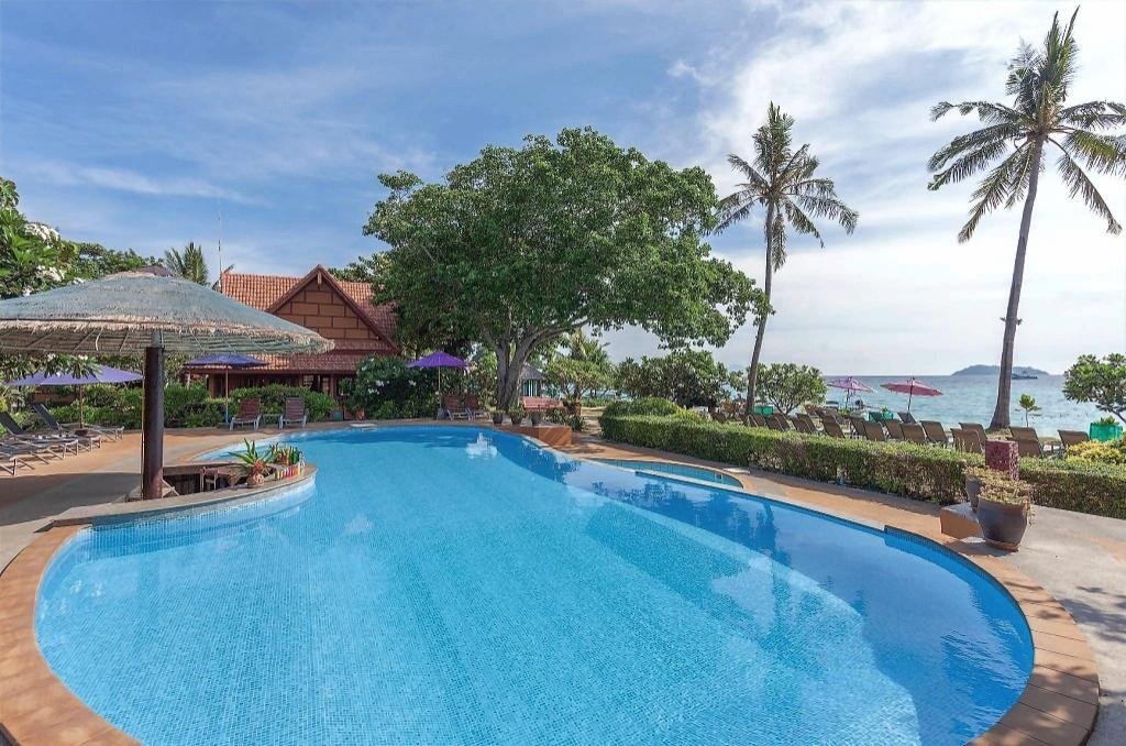 Swimming pool [outdoor]