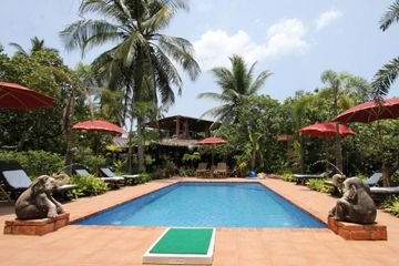 Swimming pool [outdoor]