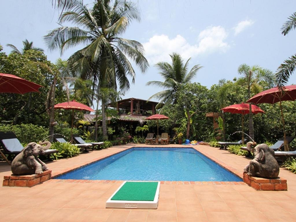 Swimming pool [outdoor]