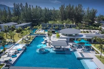 Swimming pool [outdoor]